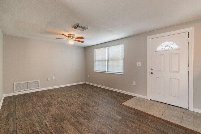Building Photo - Rare 4 Bedroom  in Port Richey
