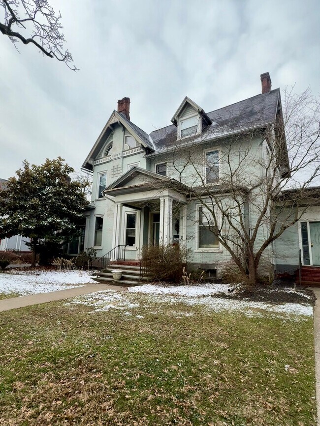 Frente de la casa - 112 W Main St