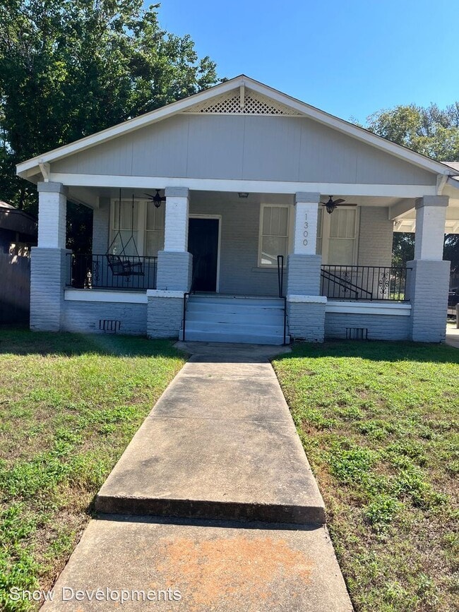 Building Photo - 2 br, 1 bath House - 1300 Locust