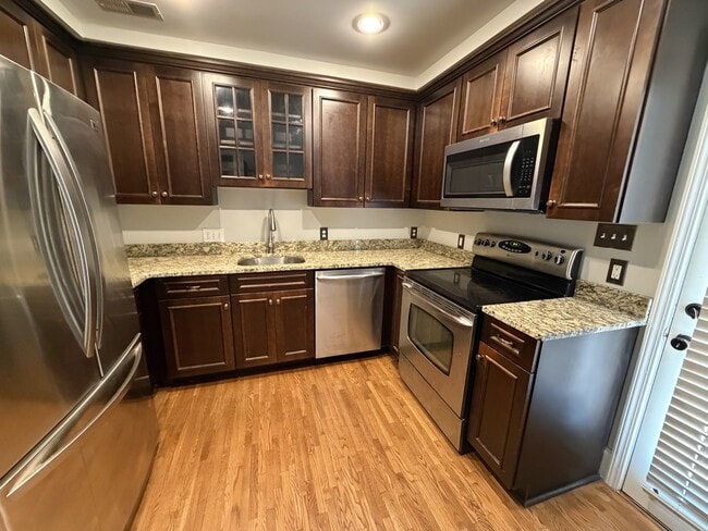 Foto del edificio - 1215 Pinecrest Ave