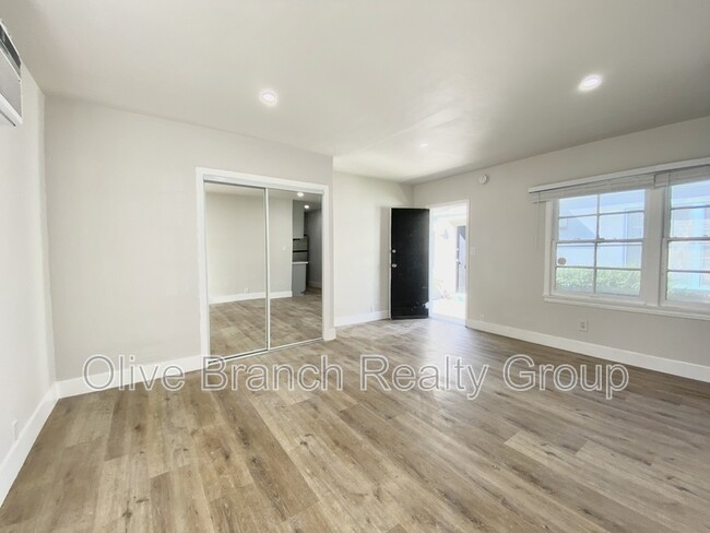 Building Photo - 14532 Dickens St