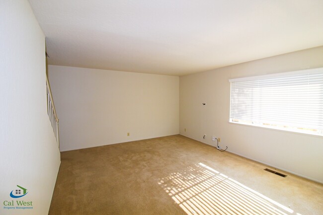 Foto del edificio - $2995 - Beautiful 2 Bed 1.5 Bath Duplex Av...
