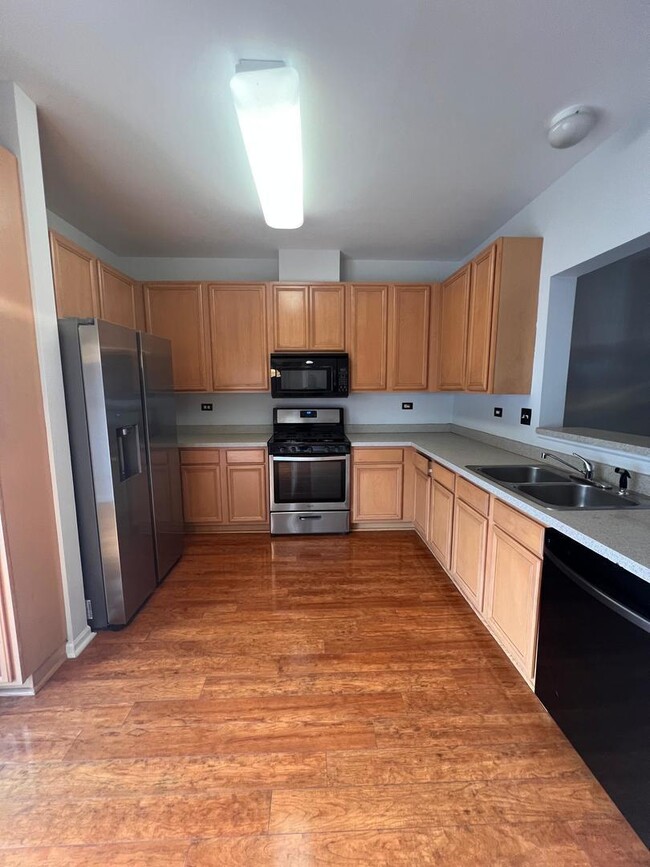 Building Photo - 2427 Oakfield Dr