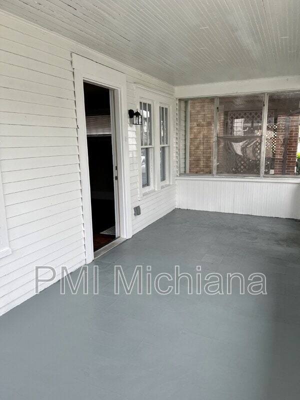 Foto del edificio - 221 E 8th St