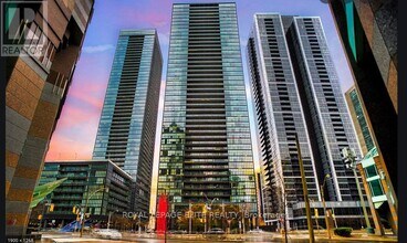 Building Photo - 110 Charles St E