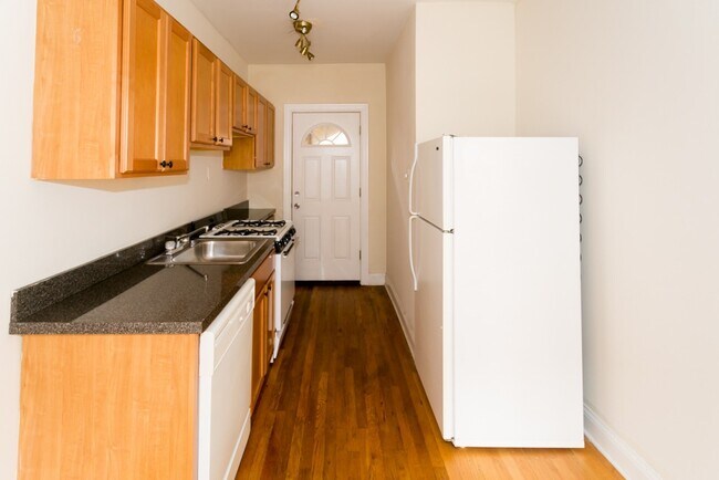 Building Photo - 665 W Cornelia Ave