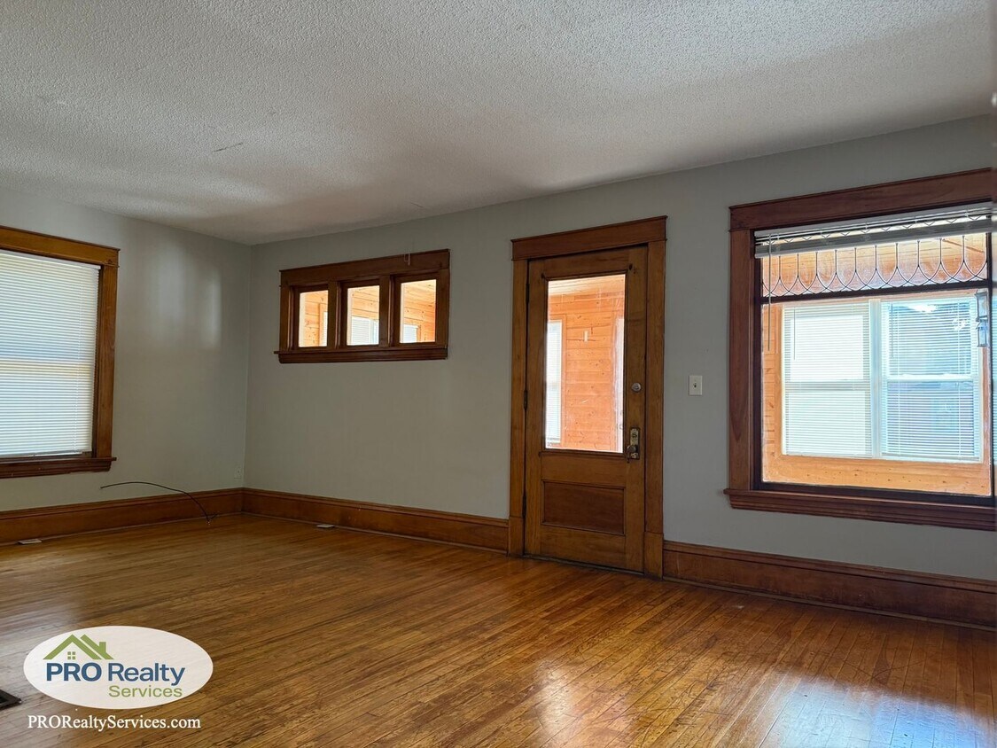 Foto principal - Updated 3 Bedroom House in Minneapolis