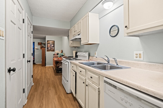 Building Photo - 116 Manor Cir