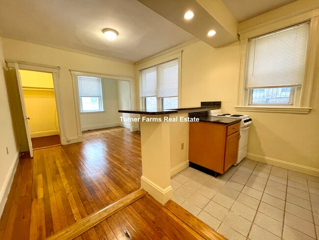 Building Photo - 61 Park Dr