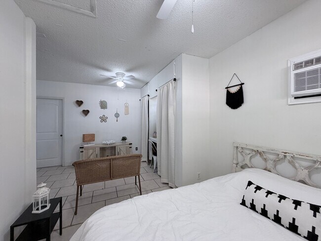 Foto del edificio - 7418 Meadow Cliff St