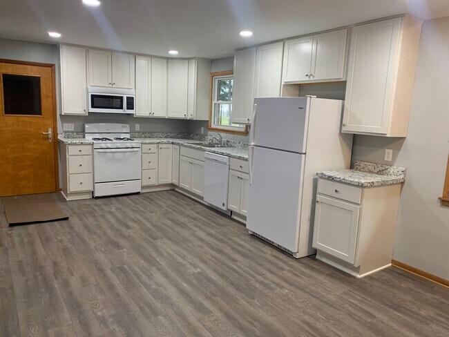 Foto del edificio - Newly Renovated Ranch Home - Country Living on 2 Acres!