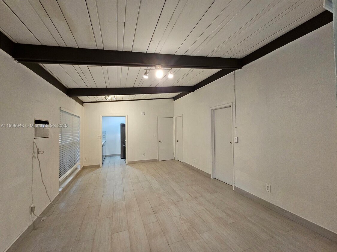 Foto principal - 227 SE 1st St