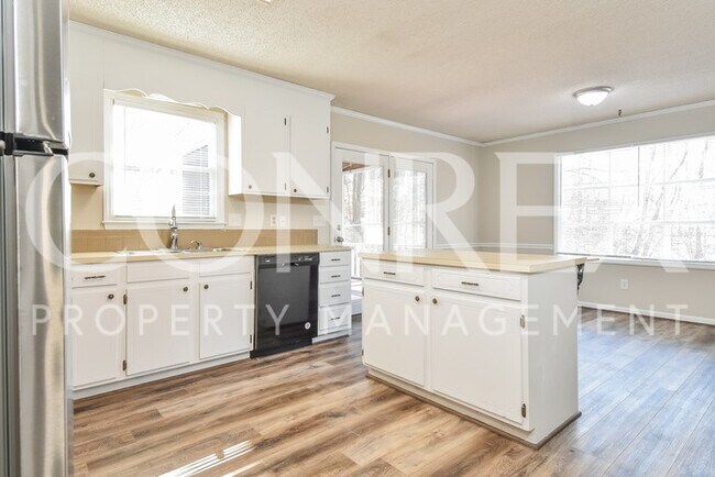 Building Photo - Spacious Three Bedroom Two Bath