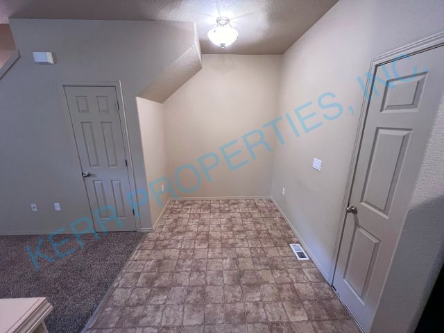 Foto del edificio - FREE RENT! Charming 3-Bedroom Townhouse in...