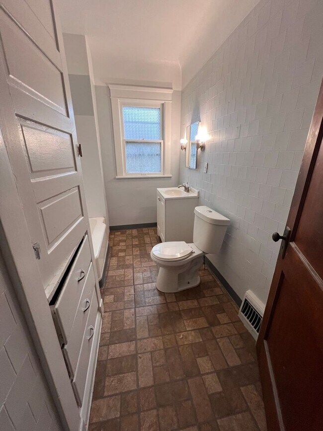 Foto del edificio - Fully Renovated 4 Bed Home in Cleveland He...