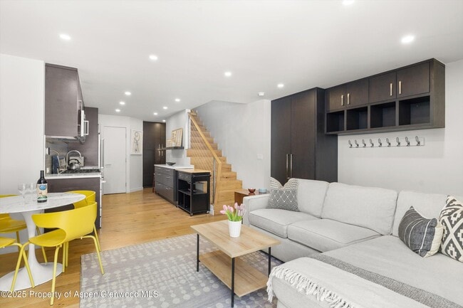 Building Photo - 250 S Original St