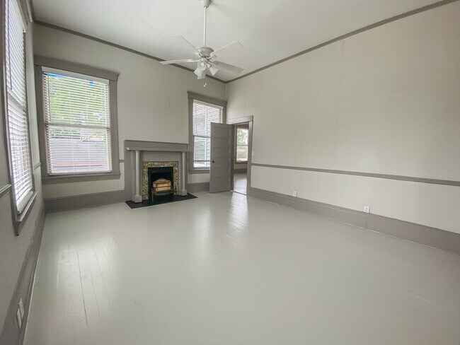 Building Photo - 1012 Love Ave