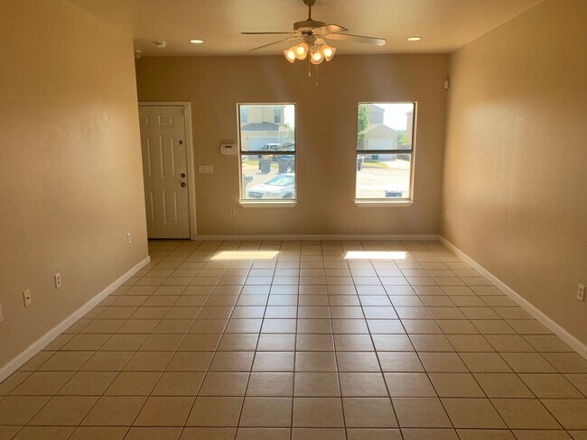 Foto del edificio - **MOVE-IN SPECIAL** MUST SEE!! Two Story -...