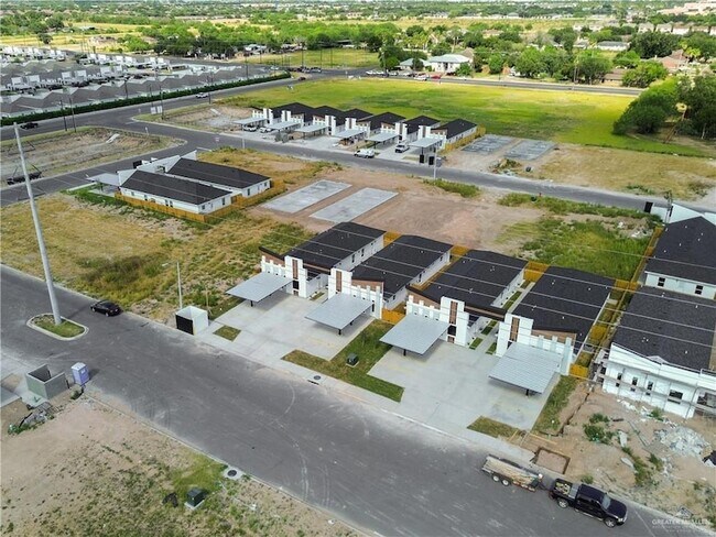 Building Photo - 608 N Onyx Ave