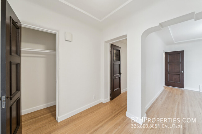 Building Photo - Charming Duplex in McCarthy Circle – Class...