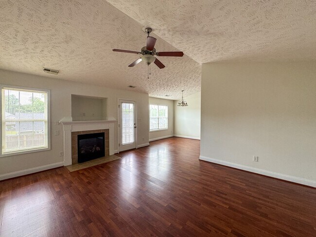 Building Photo - Charming 3 Bed 2 Bath Home in Fayetteville