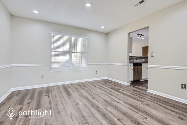 Foto del edificio - 589 Lakewater View Ln