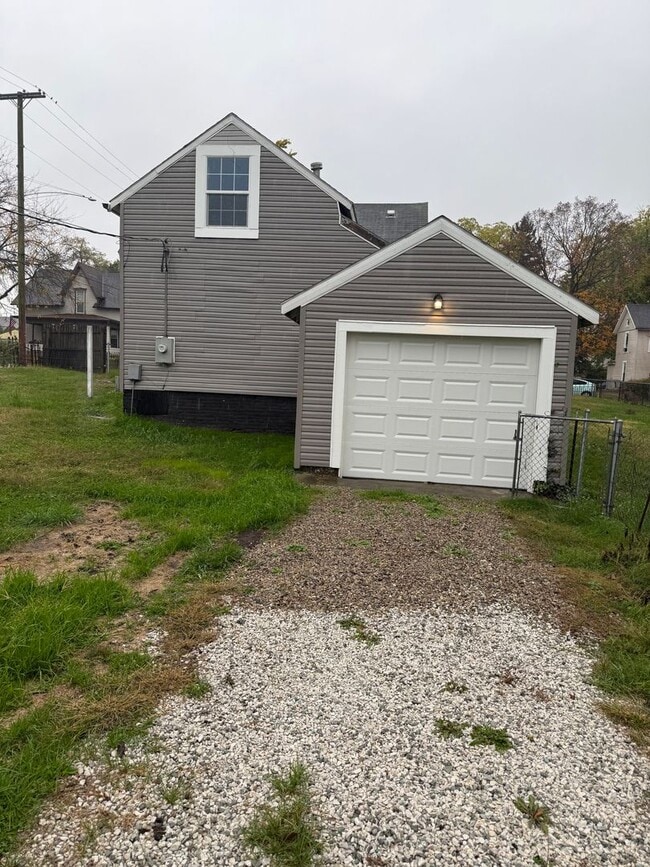 Foto del edificio - Welcome to this charming 3-bedroom, 2-bath...