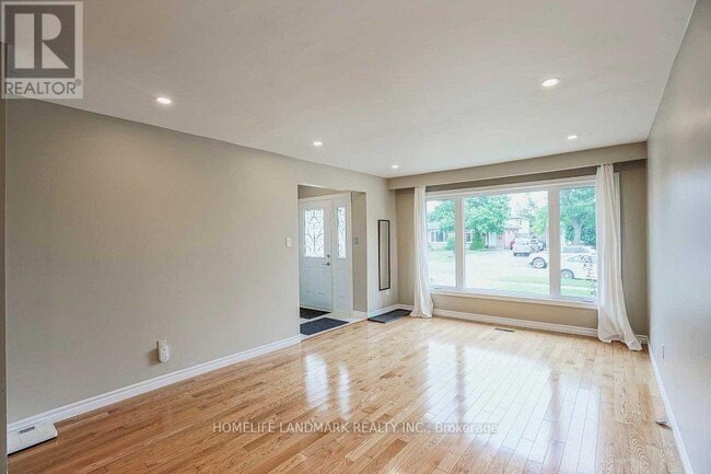 Building Photo - 760 Consort Crescent