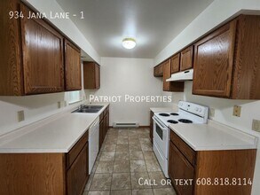 Building Photo - 934 Jana Ln