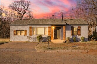 Building Photo - 1012 Elmwood Dr