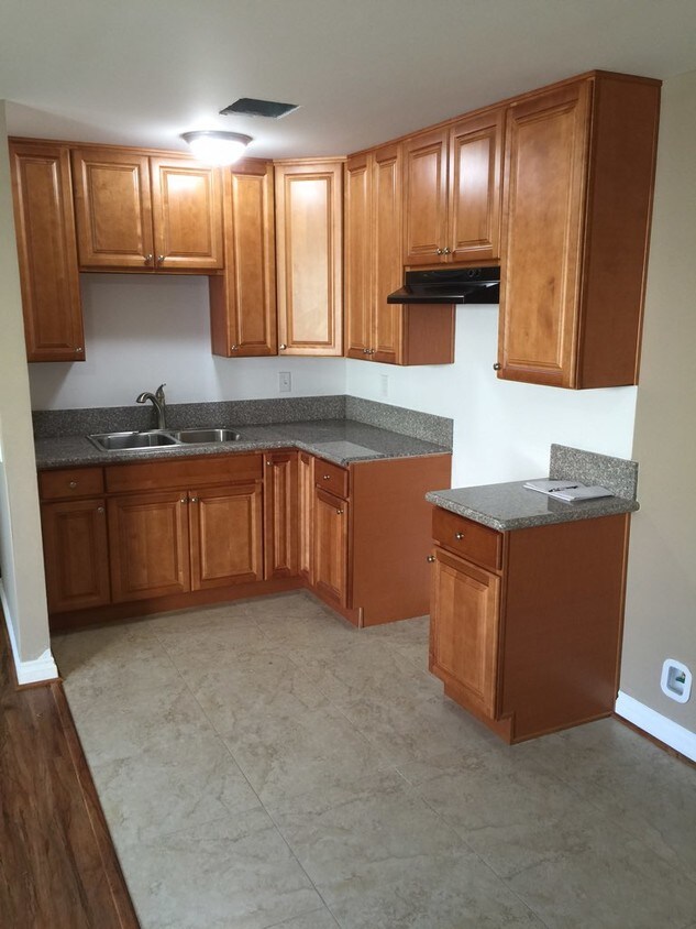 Kitchen - 531 E Elmwood Ave