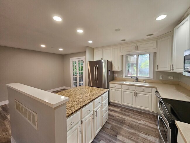 Building Photo - 5714 Elm St