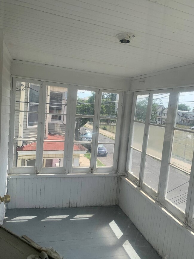Building Photo - 857 Oakwood Ave