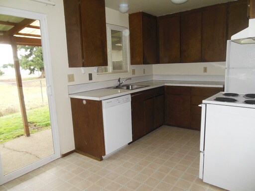 Building Photo - 122 NE Conifer Blvd