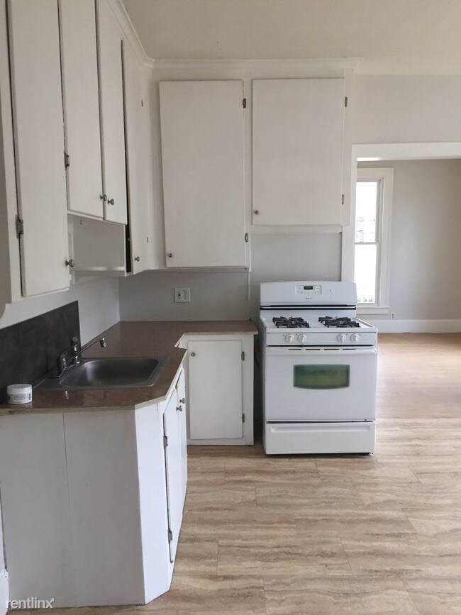 Building Photo - 1 br, 1 bath Apartment - 193 Center St Apt 1