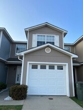 Building Photo - 105 Winthrope Ln