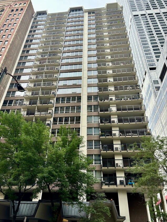 Foto principal - 201 E Chestnut St
