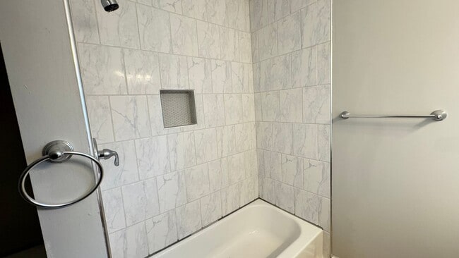 Building Photo - Charming 3BR Duplex in Muncie