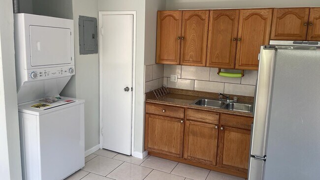 Building Photo - 2014 N Tamarind Ave