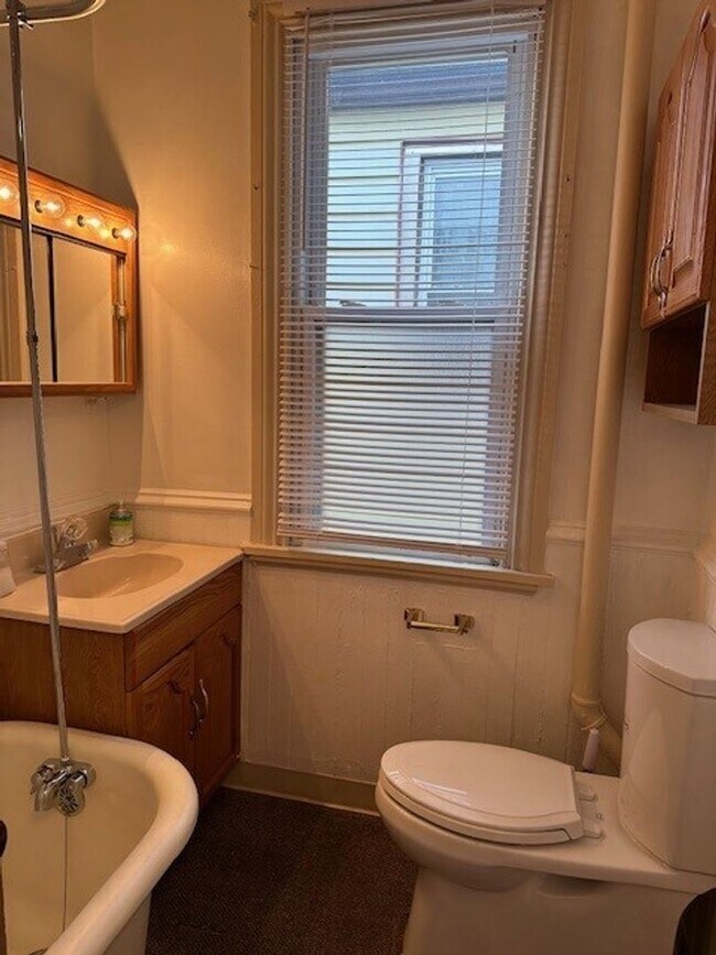Building Photo - Introducing our cozy 2-bedroom, 1-bathroom...