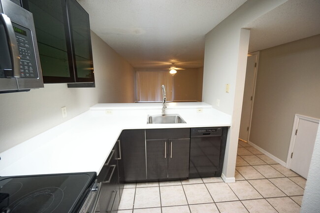 Foto del edificio - 2-Bed, 2.5-Bath, 2-Story Townhome