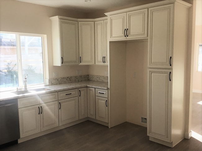 Kitchen - 9233 Vanalden Ave