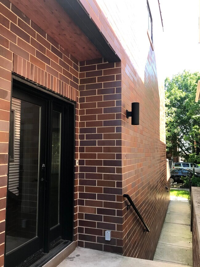 Building Photo - 1724 W Berwyn Ave