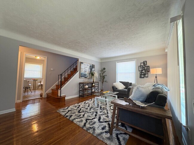Foto del edificio - Completely Renovated 3 Bed - 2 Full Bath C...