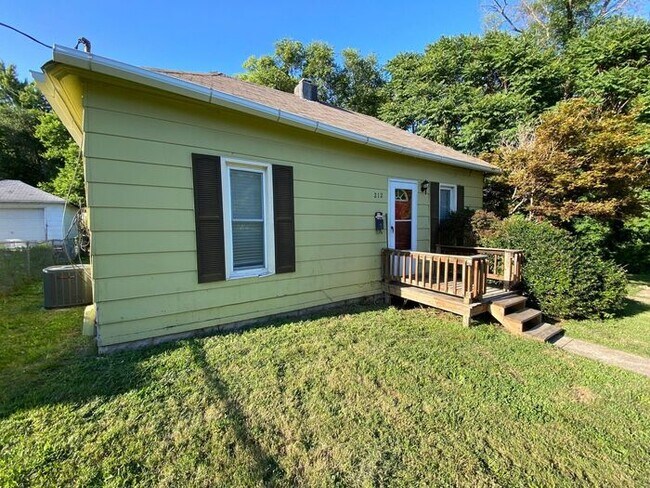 Building Photo - Charming Bungalow featuring 2 bedrooms and...