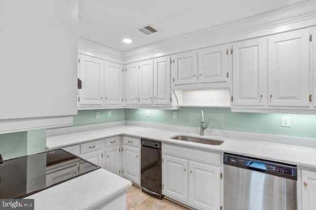 Building Photo - 117 E Dover St