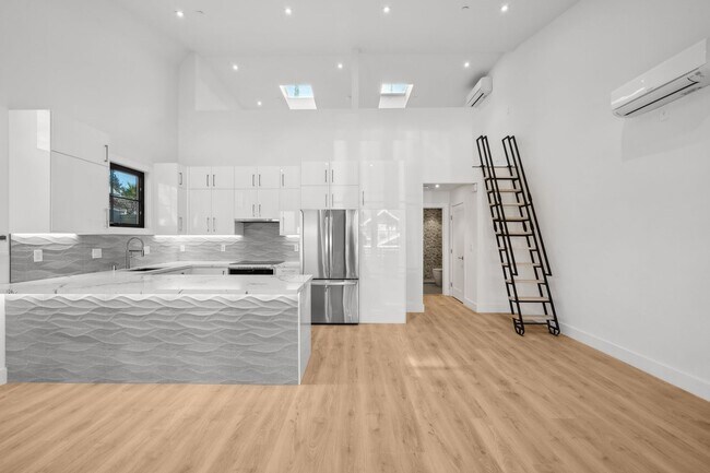 Foto del edificio - Newly Built Home With Loft in Downtown Palo Alto