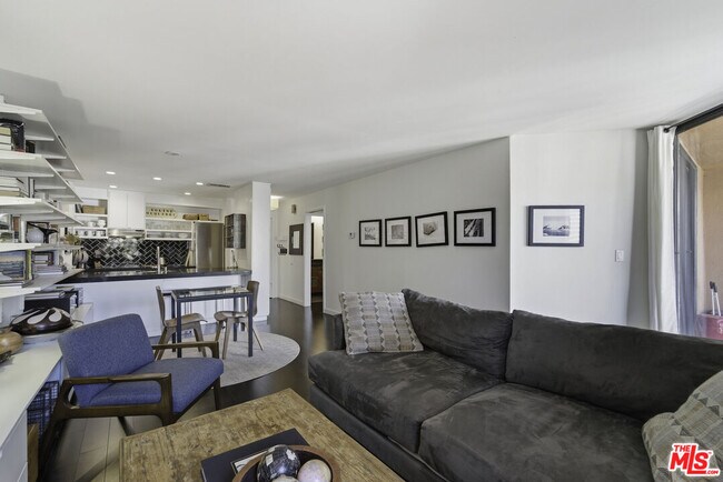 Foto del edificio - 740 Kings Rd