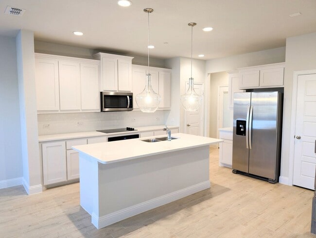 Building Photo - Bright & Open 3BR Townhome