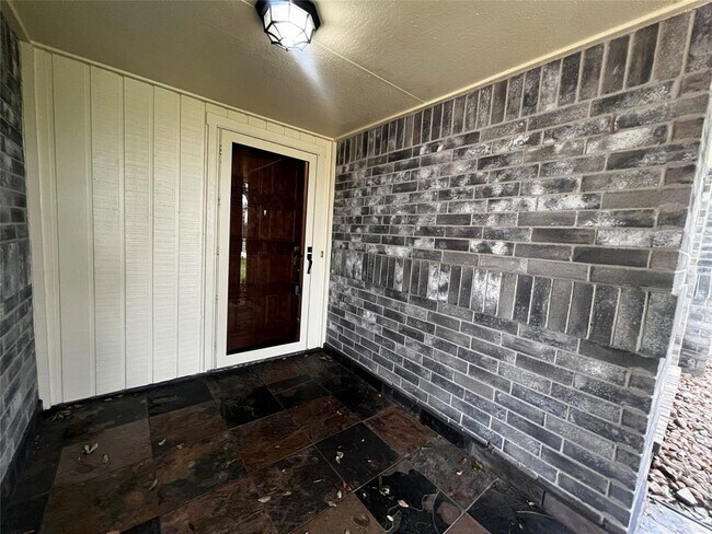 Building Photo - 16503 Crossfield Dr